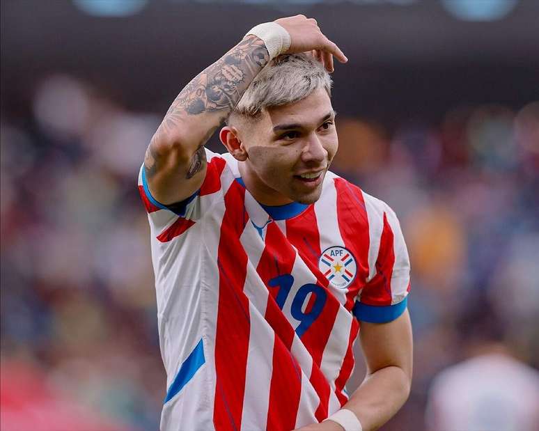 Julio Enciso em a&ccedil;&atilde;o pela sele&ccedil;&atilde;o do Paraguai &ndash;