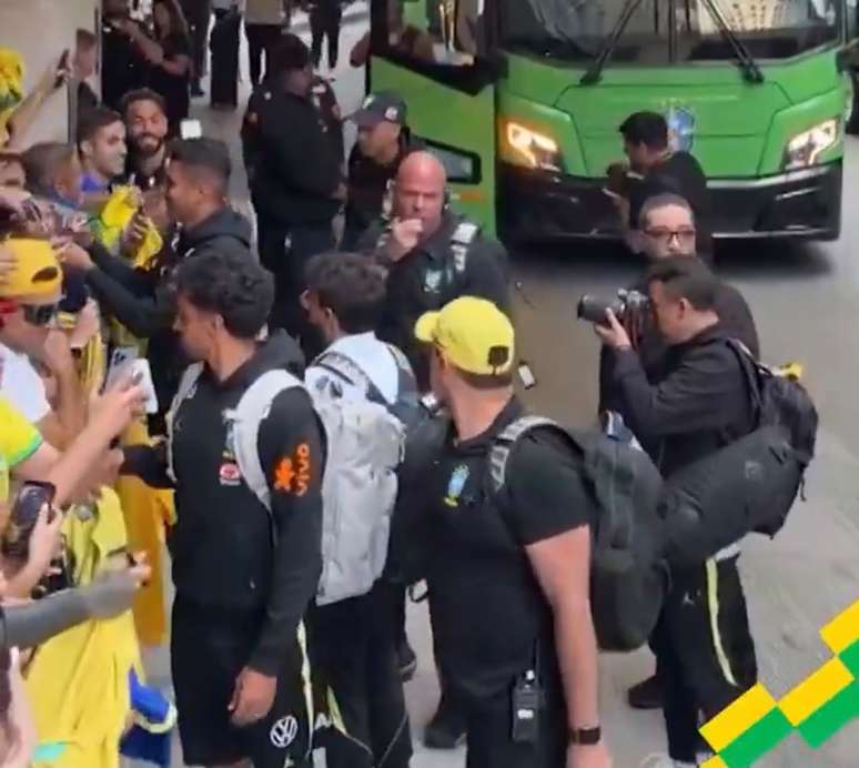 Jogadores do Brasil atendem a torcida ap&oacute;s bronca de Marquinhos &ndash;