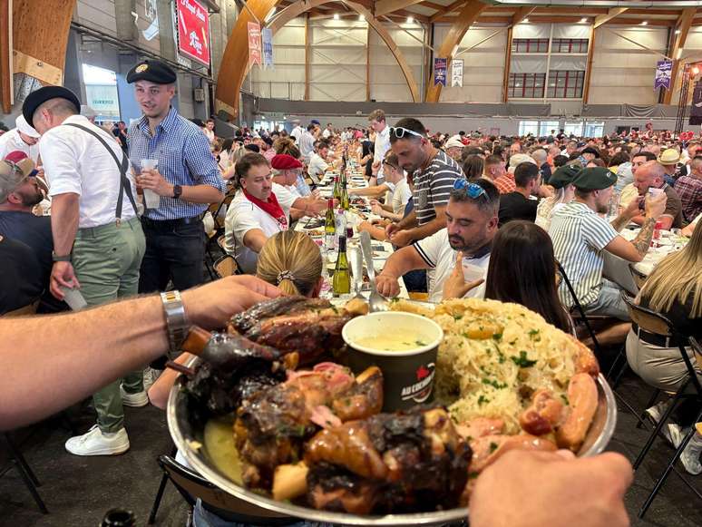 O partido de esquerda radical LFI tem criticado a comida servida nos banquetes