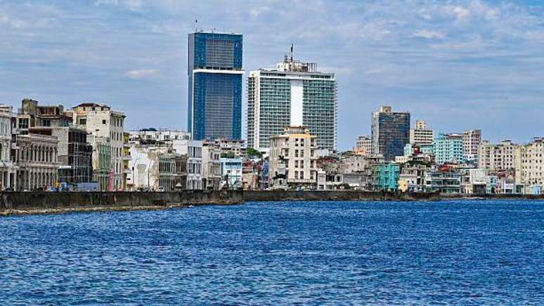 Os modernos hot&eacute;is das redes Iberostar e Meli&aacute; se destacam entre os edif&iacute;cios antigos de Havana