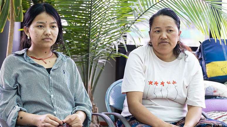 A esposa (&agrave; direita) e a filha (&agrave; esquerda) do guia permanecem no hospital &agrave; espera da alta m&eacute;dica.