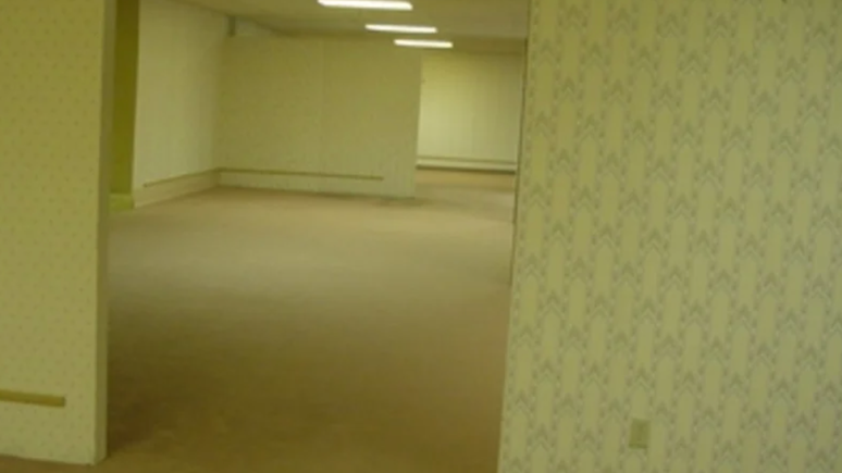 A imagem original dos backrooms foi publicada no 4chan em 2019. Hoje, sabe-se que se trata de uma loja de m&oacute;veis real no estado de Wisconsin, nos EUA