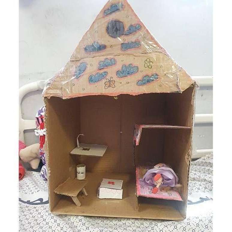 Mona, de seis anos, sofreu queimaduras graves. Um dia, ela pediu uma 'casa de princesa' e s&oacute; brincando conseguiu encontrar as palavras para se expressar