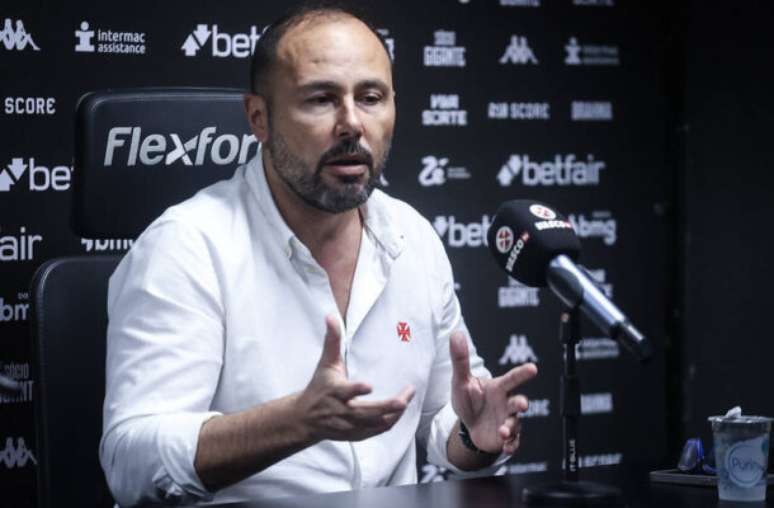 Fotos: Dikran Sahagian/Vasco - Legenda: Carlos Amodeo conduz negocia&ccedil;&atilde;o com poss&iacute;vel nova patrocinadora master