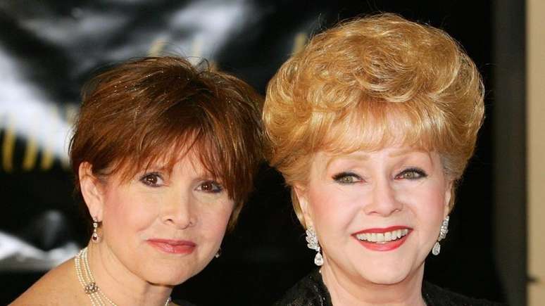 Em 2016, um dia ap&oacute;s a morte da atriz Carrie Fisher (princesa Leia de Star Wars), sua m&atilde;e, a tamb&eacute;m atriz Debbie Reynolds, estrela do cl&aacute;ssico Cantando na Chuva, faleceu aos 84 anos.