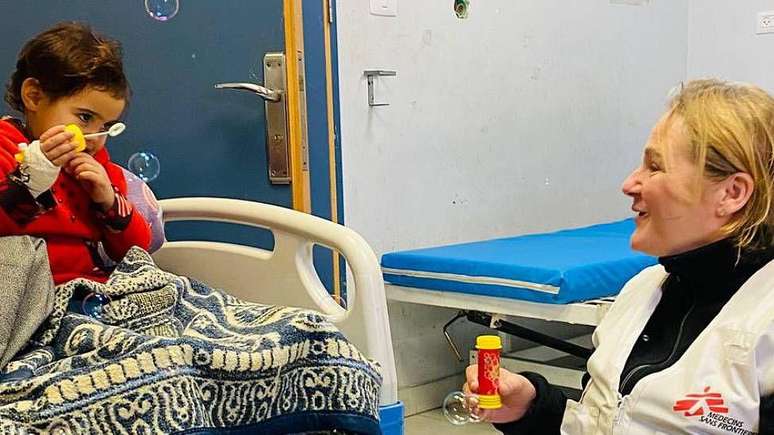 Katrin Glatz Brubakk faz bolhas de sab&atilde;o com Maria, de 3 anos, no Hospital Nasser, no sul de Gaza. "Eu as chamo de bolhas de esperan&ccedil;a porque elas literalmente geram esperan&ccedil;a nessas crian&ccedil;as."