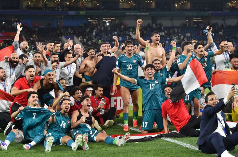 Elenco do Iraque comemorando a classifica&ccedil;&atilde;o para a Copa do Mundo ap&oacute;s vencer a Bol&iacute;via na Repescagem 