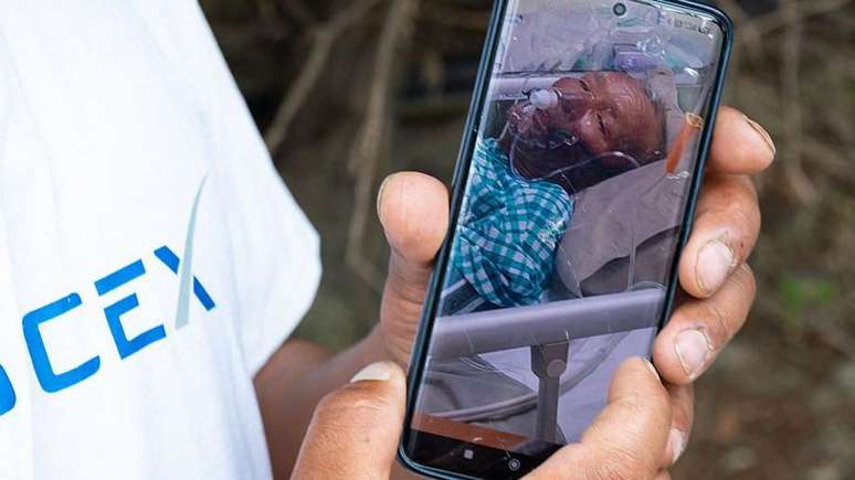 Dawa Sherpa est&aacute; na UTI de um hospital em Katmandu, onde um familiar conseguiu fotograf&aacute;-lo.