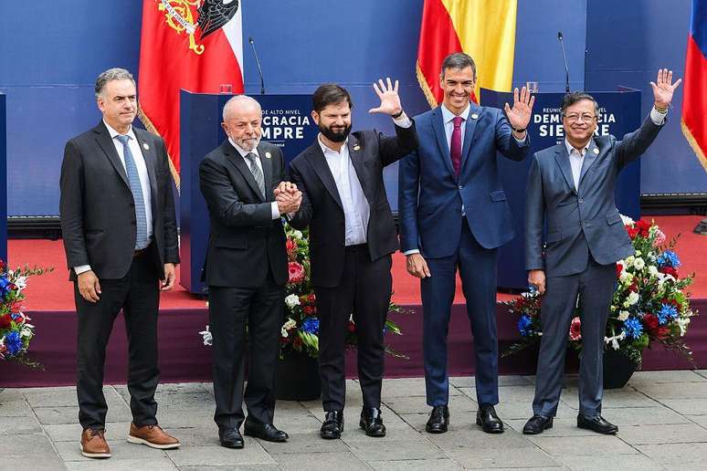 Em 2025, evento no Chile reuniu l&iacute;deres de esquerda. No fim do ano, Gabriel Boric, ao centro, deixou o poder chileno sem fazer seu sucessor - algo que pode acontecer com Gustavo Petro, na Col&ocirc;mbia, na direita na foto