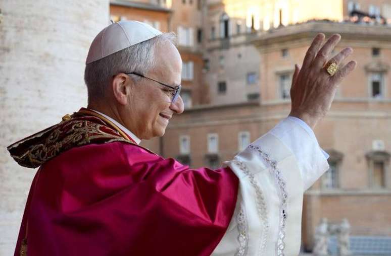 Papa Le&atilde;o 14 acena ao p&uacute;blico no Vaticano &ndash;