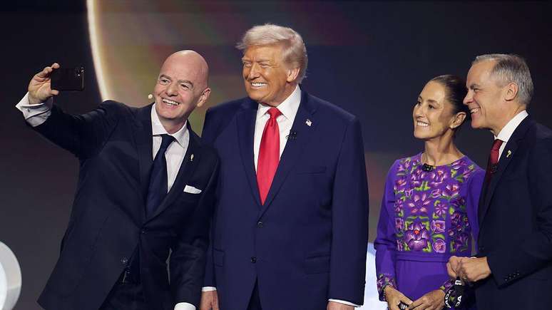 Trump, Sheinbaum e Carney posaram para uma selfie com o presidente da Fifa, Gianni Infantino, durante o sorteio dos grupos da Copa do Mundo, em dezembro