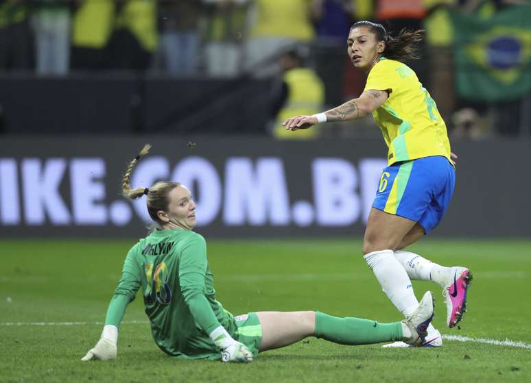 Beatriz Zaneratto marca segundo gol da partida. (Photo by Alexandre Schneider/Getty Images)