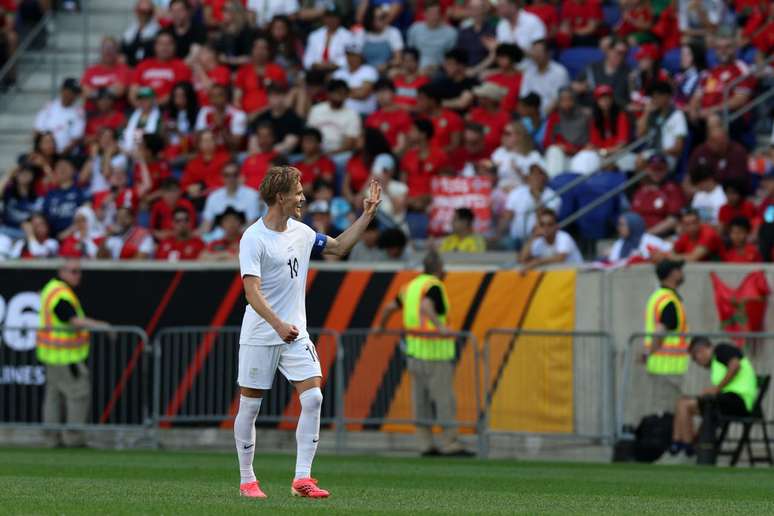 Marrocos vencia, mas Odegaard empatou a partida e festejou com a torcida.