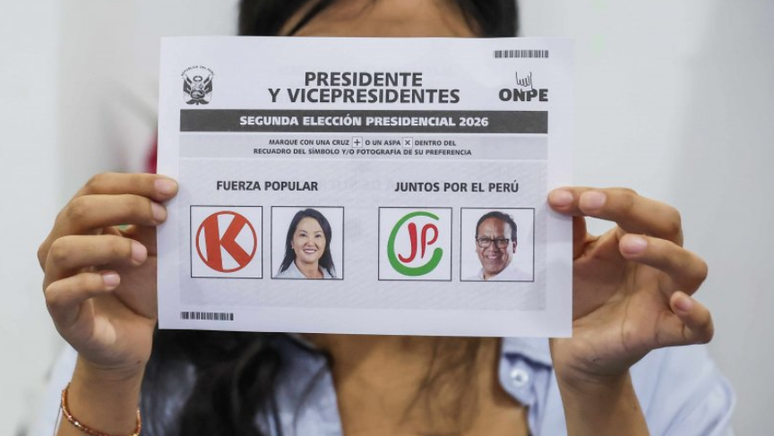 Mulher exibe uma c&eacute;dula eleitoral do segundo turno no Peru
