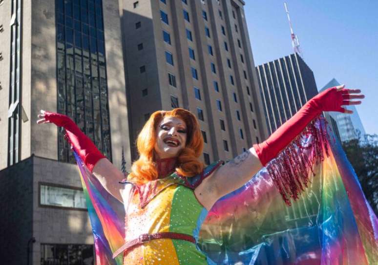 Parada mistura carnaval com protesto pol&iacute;tico na luta por direitos da popula&ccedil;&atilde;o LGBT+.