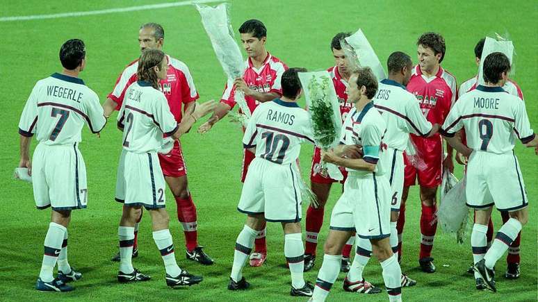 Jogadores iranianos ofereceram flores &agrave; sele&ccedil;&atilde;o dos EUA antes da partida na Copa do Mundo de 1998, na Fran&ccedil;a