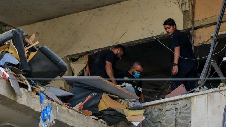 Mais cedo, Israel atingiu o sul de Beirute. Na foto, equipes de emerg&ecirc;ncia no local dos ataques israelenses deste domingo (7/6)