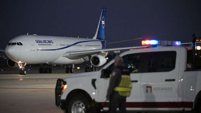 Avi&atilde;o que transportava a sele&ccedil;&atilde;o iraniana de futebol pousou no Aeroporto Internacional de Tijuana neste domingo (7/6)