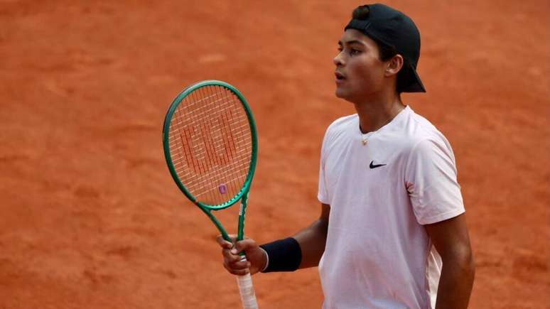 Lu&iacute;s Guto Miguel &eacute; o primeiro brasileiro a erguer o trof&eacute;u de campe&atilde;o juvenil de Roland-Garros.