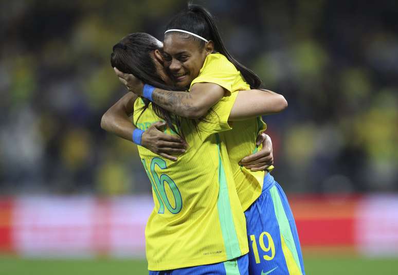 Taina Maranh&atilde; comemora com Beatriz Zaneratto o primeiro gol do Brasil na partida. (Photo by Alexandre Schneider/Getty Images)