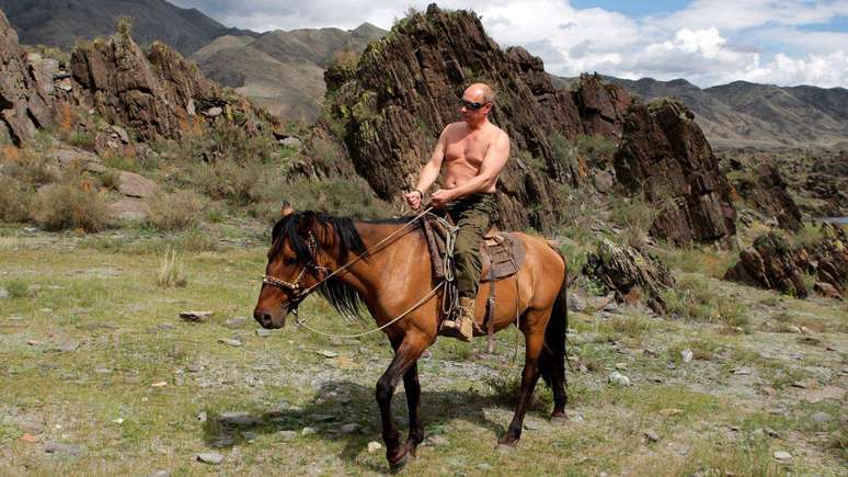 Vladimir Putin sem camisa, montado a cavalo