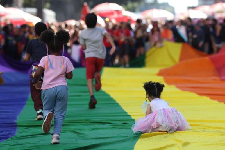 Muitas fam&iacute;lias levaram crian&ccedil;as para a Parada LGBT+.