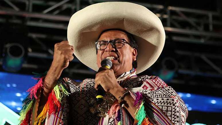 Roberto S&aacute;nchez usa chap&eacute;u e trajes tradicionais peruanos coloridos