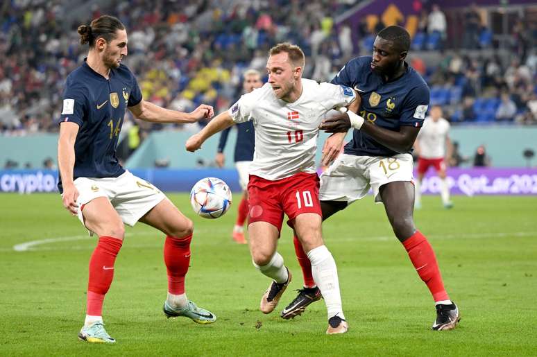 Eriksen (ao centro) em partida pela Dinamarca contra a Fran&ccedil;a (