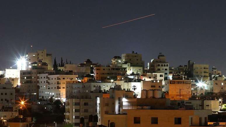 M&iacute;sseis iranianos lan&ccedil;ados em dire&ccedil;&atilde;o a Israel sobrevoam a cidade de Hebron, na Cisjord&acirc;nia, na noite de 7 de junho