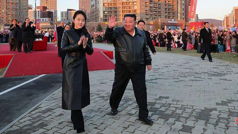 Kim Jong-un frequentemente aparece em p&uacute;blico ao lado da filha, Kim Ju-ae. Alguns analistas acreditam que ela possa suced&ecirc;-lo no futuro