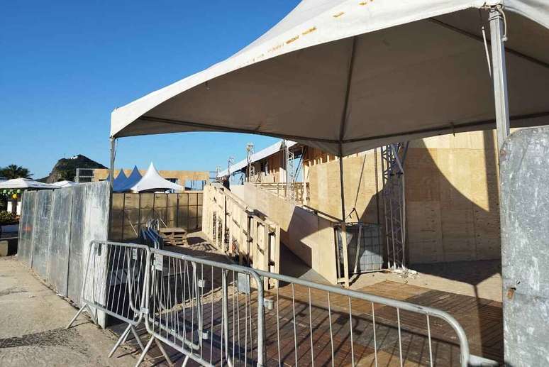 Estrutura do Fan Fest sendo montado; 6.200m&sup2; de espa&ccedil;o na areia de Copa &ndash;