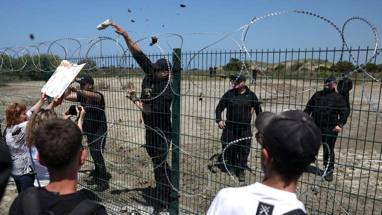 Seguran&ccedil;as particulares e manifestantes na praia de Zvernec