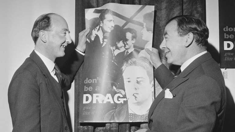 'Don't be a Drag. Give it up, live it up!' ("N&atilde;o seja bobo. Pare de fumar e aproveite a vida!", em tradu&ccedil;&atilde;o livre) foi uma das campanhas antitabagismo lan&ccedil;adas no Reino Unido nos anos 1960