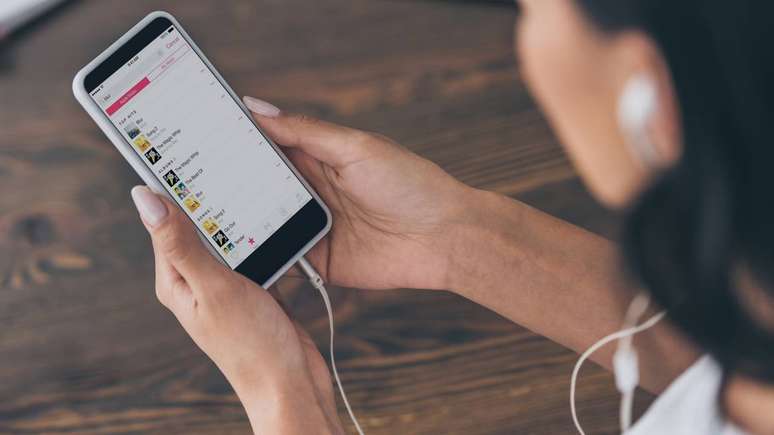 Com m&uacute;sicas cada vez menores e mais diretas, artistas adaptam suas composi&ccedil;&otilde;es &agrave; economia da aten&ccedil;&atilde;o que domina plataformas como Spotify e Apple Music &ndash; depositphotos.com / AndrewLozovyi