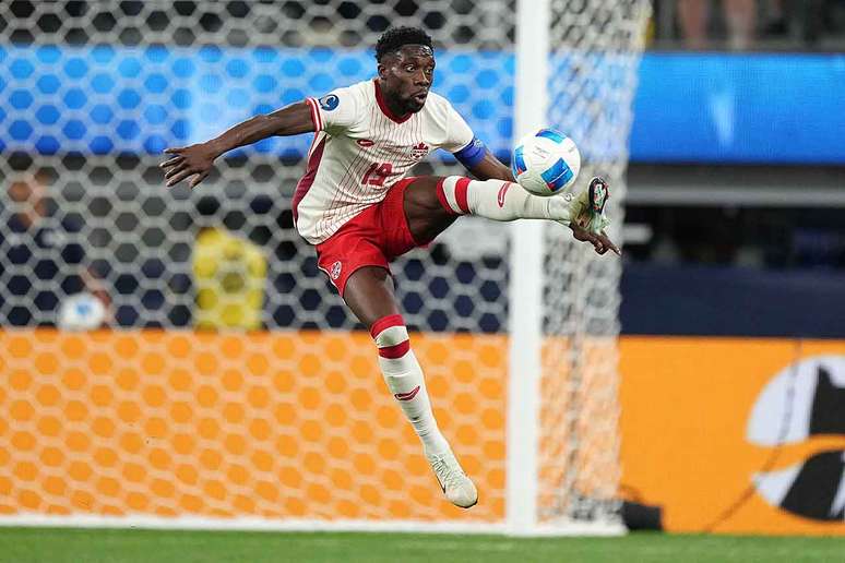 Alphonso Davies, craque do Canad&aacute; para a Copa do Mundo de 2026 (Photo by Michael Owens/Getty Images)