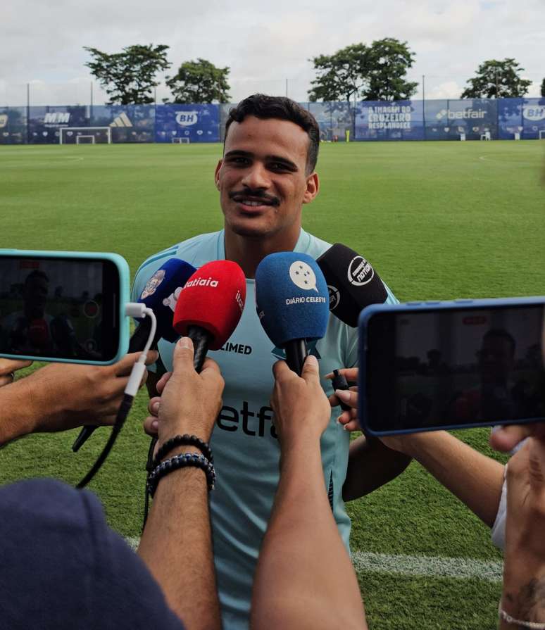 Kaiki em entrevista durante treinamento no Cruzeiro 