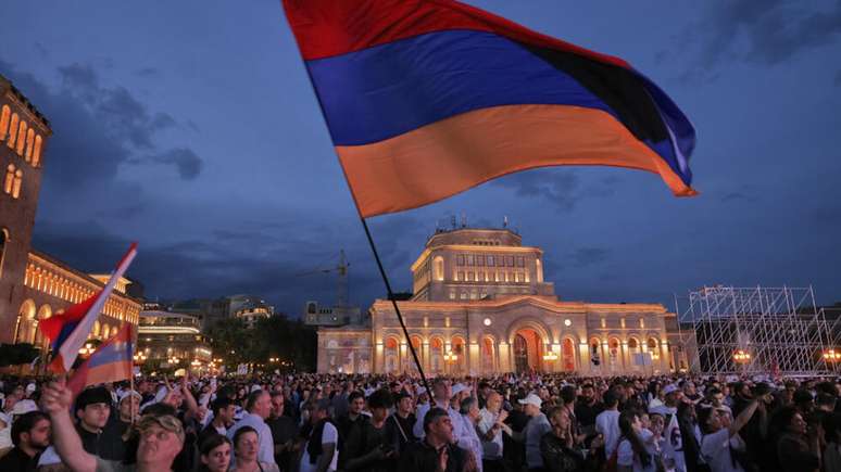 Partid&aacute;rios do magnata russo-arm&ecirc;nio Samvel Karapetyan, candidato na elei&ccedil;&atilde;o legislativa, durante uma manifesta&ccedil;&atilde;o contra o atual primeiro-ministro Nikol Pashinyan na Pra&ccedil;a da Rep&uacute;blica, em Erevan, em 3 de junho de 2026, na reta final do pleito.