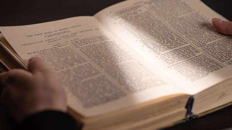 O prest&iacute;gio desse corante tamb&eacute;m foi registrado em textos religiosos antigos, incluindo passagens b&iacute;blicas que mencionam tecidos de p&uacute;rpura ligados a contextos de opul&ecirc;ncia e poder &ndash; depositphotos.com / VadimVasenin