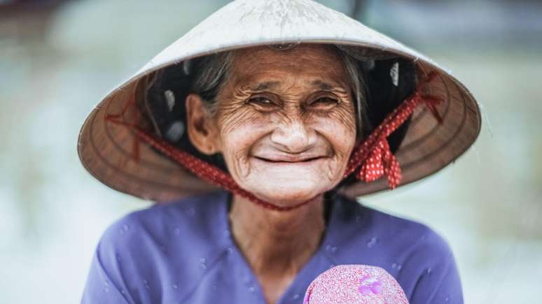 Em 2023, a expectativa de vida no Vietn&atilde; era de 79,3 anos para as mulheres e de 69,9 anos para os homens, segundo o Our World in Data