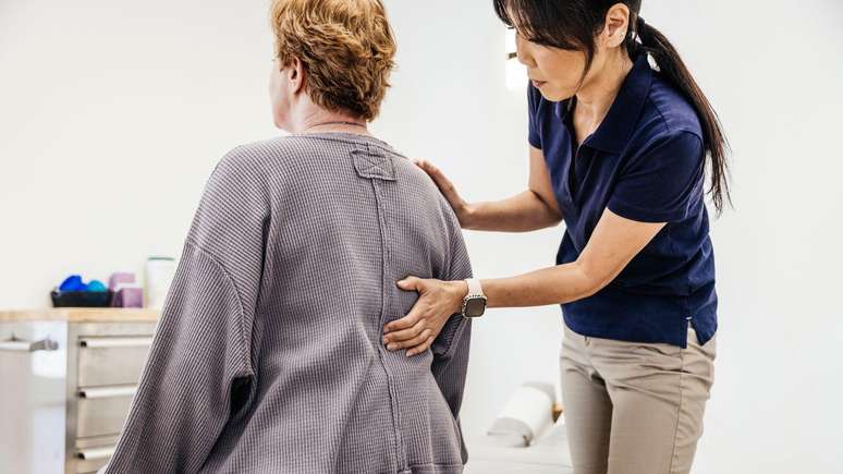 Uma an&aacute;lise do estudo Global Burden of Disease 2021 concluiu que as mulheres sofrem mais com dores lombares do que homens, e que essa diferen&ccedil;a aumenta com a idade