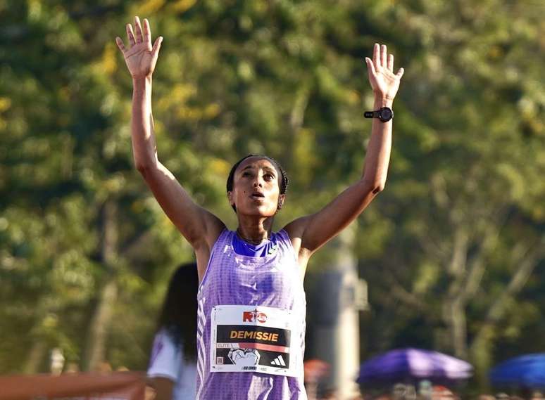 A campe&atilde; Gadise Mulu Demissie comemora a vit&oacute;ria na linha de chegada (Foto: Fernanda Paradizo)