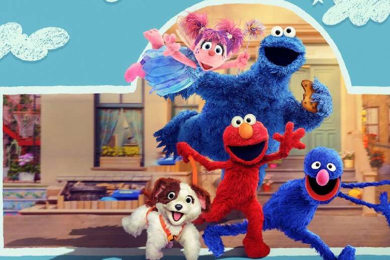 Imagem promocional colorida com fundo azul claro e nuvens desenhadas. No centro, os fantoches Elmo (vermelho), Come-Come (azul, segurando um biscoito), Abby Cadabby (rosa, voando com varinha de cond&atilde;o), Grover (azul escuro) e um pequeno cachorro branco e marrom posam sorridentes e acenando em frente ao cen&aacute;rio da Vila S&eacute;samo.
