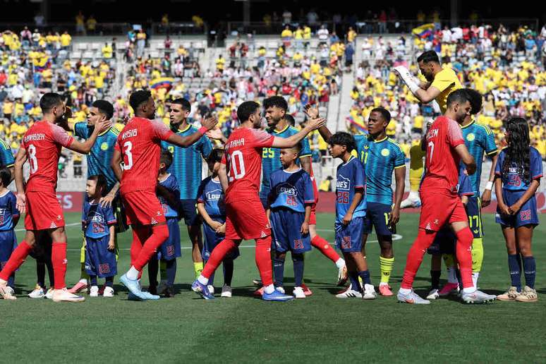 Jogadores se cumprimentam antes do jogo entre Col&ocirc;mbia e Jord&acirc;nia.