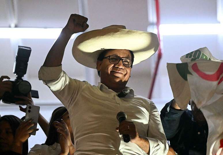 Roberto S&aacute;nchez discursou para seus seguidores de uma varanda na Pra&ccedil;a San Mart&iacute;n na noite de domingo