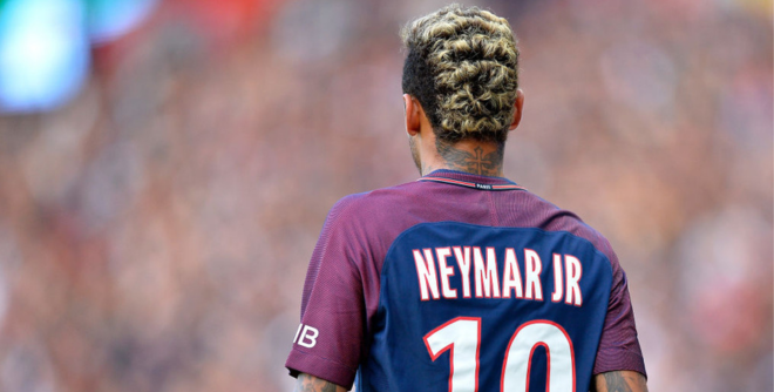 Detalhe do cabelo de Neymar enquanto estava no PSG em 2017