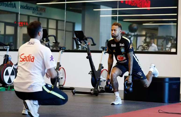 Neymar faz trabalho de fisioterapia nos EUA
