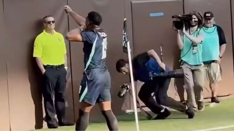 Fot&oacute;grafo leva tombo ao registrar comemora&ccedil;&atilde;o de Endrick: &lsquo;Me passou o p&eacute;&rsquo;