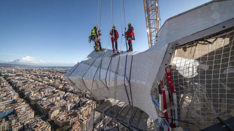 A montagem da cruz tridimensional que coroa a Torre de Jesus da Sagrada Fam&iacute;lia.