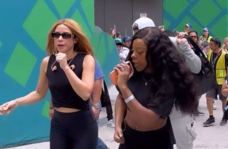 Reprodu&ccedil;&atilde;o de v&iacute;deo - Legenda: Shakira publicou registros nas redes sociais mostrando os bastidores do ensaio