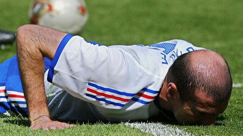 A Fran&ccedil;a, campe&atilde; mundial em 1998, foi eliminada ainda na fase de grupos ao defender o t&iacute;tulo em 2002